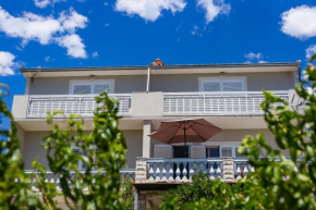 Отель Apartments Rose  Трогир